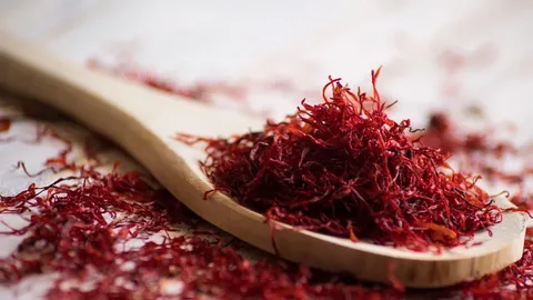 تصویر 3 از زعفران درجه یک عاقله با رشته‌ های خوش‌ رنگ و مناسب انواع غذا و دسر